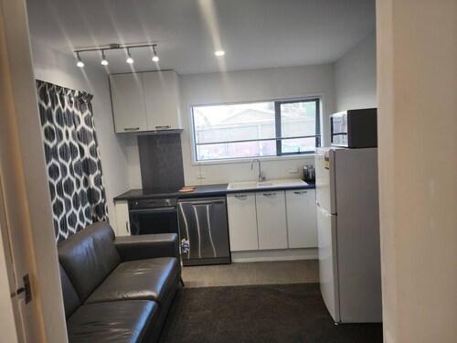 Entire Flat Next to Park, Close to Uni, & City - 1 Bedroom, 1 Lounge, Ensuit