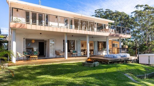 Collingwood Villa- Waterfront and Pet Friendly home