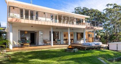 Collingwood Villa- Waterfront and Pet Friendly home