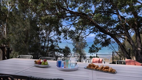 Collingwood Villa- Waterfront and Pet Friendly home