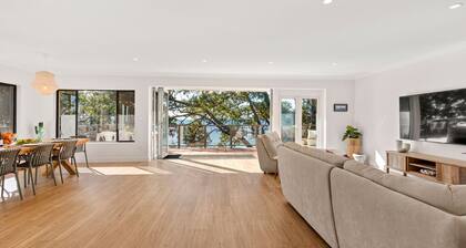 Collingwood Villa- Waterfront and Pet Friendly home