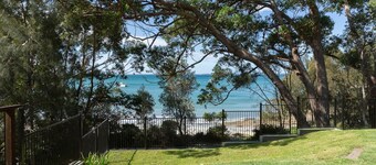 Collingwood Villa- Waterfront and Pet Friendly home