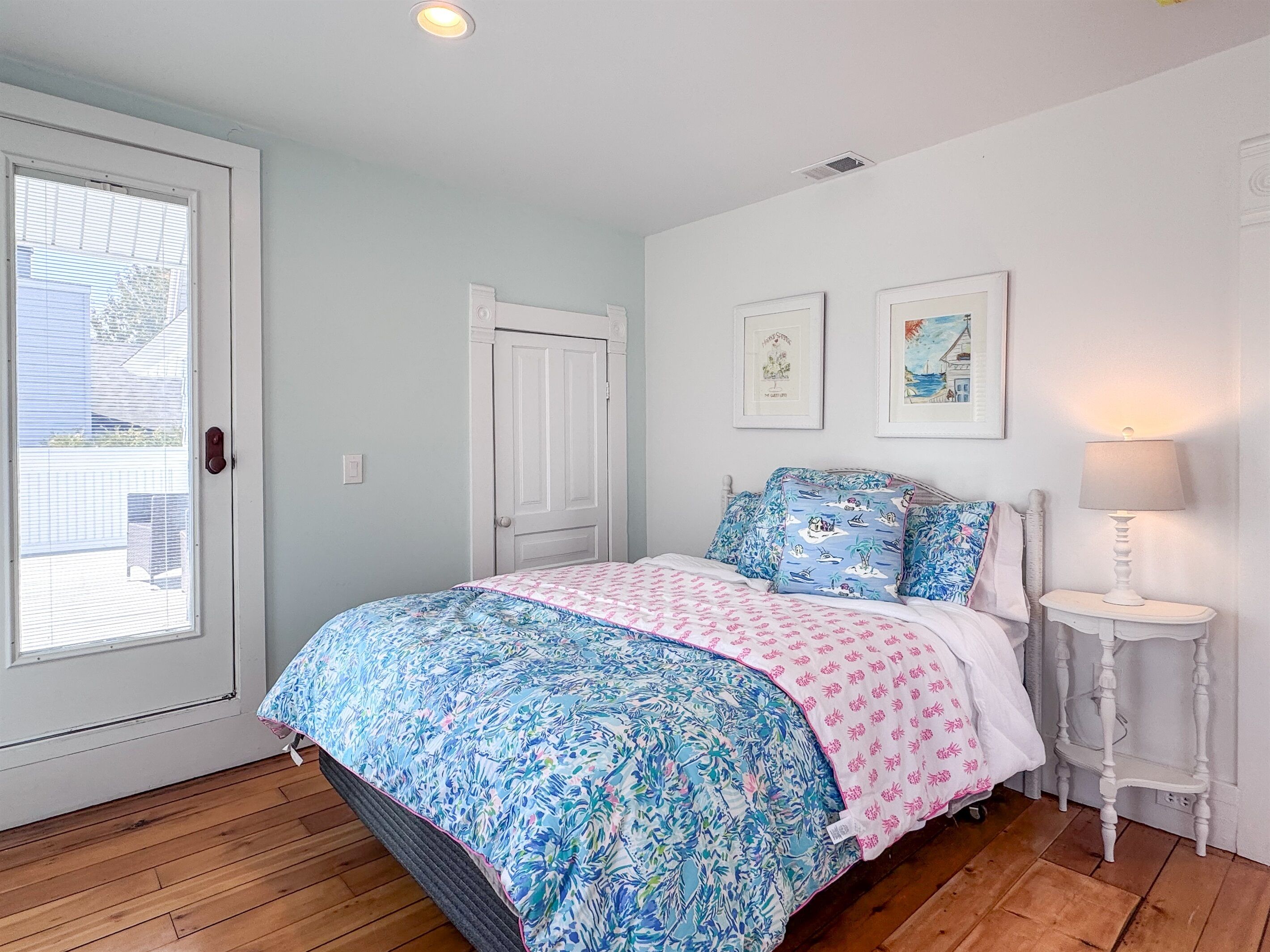 5 bedrooms, desk, iron/ironing board, WiFi