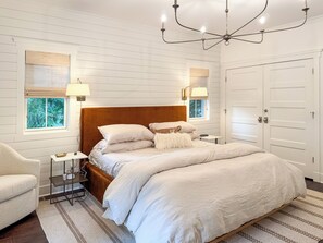3 Schlafzimmer, Schreibtisch, Bügeleisen/Bügelbrett, Reisekinderbett