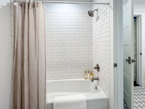 Douche, serviettes fournies