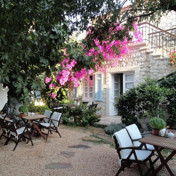 Outdoor dining - Icirliev Alacati (Çeşme)