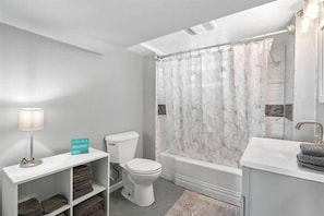 The bathroom offers a modern feel and privacy. - Cozy Private Basement Apartment in South Minneapolis - Cave Den (Minneapolis)