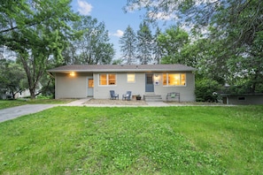A single-story house with a front porch, two chairs, and a small table. - Quaint Stillwater Retreat Near Downtown - 5 Minutes to Downtown Stillwater (Stillwater)