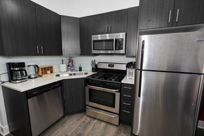 Geladeira, micro-ondas, fogão, cooktop