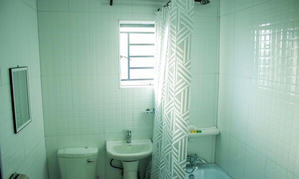 Douche, serviettes fournies, savon, papier de toilette