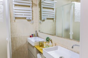 Douche, sèche-cheveux, serviettes fournies, savon