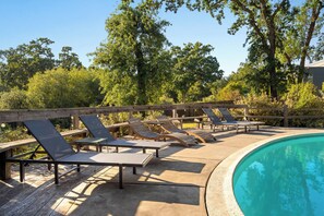 A poolside area with lounge chairs and a wooden deck. - Oak and Stone | Pool + Glen Ellen Wine Country (Glen Ellen)