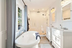 Shower, hair dryer, towels, shampoo - Oak and Stone | Pool + Glen Ellen Wine Country (Glen Ellen)