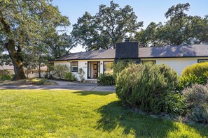 A single-story house with a front yard, a chimney, and a mailbox. - Oak and Stone | Pool + Glen Ellen Wine Country (Glen Ellen)