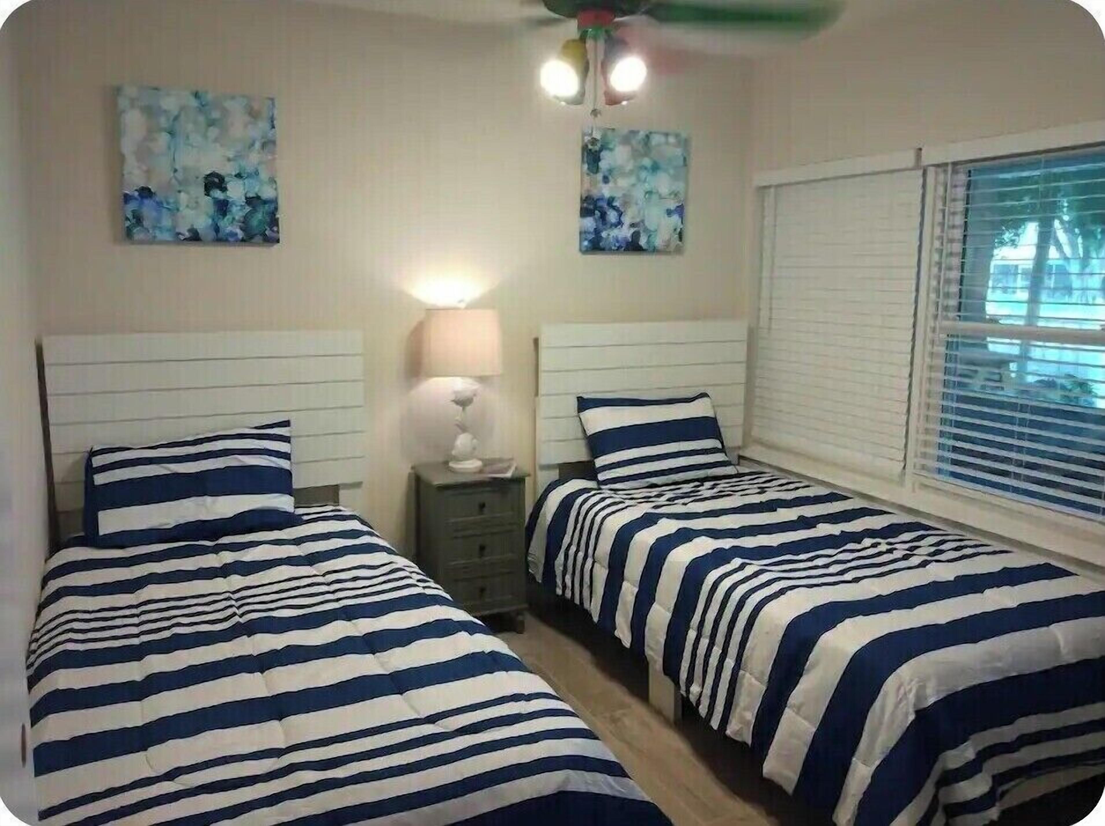 Lakehouse,on Water With Dock  Premier Treasure Island Area.3-bedroom House W/ Ac - Okeechobee, FL