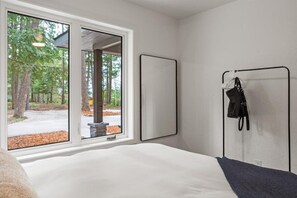 Iron/ironing board, WiFi, bed sheets - Avondale Lake Cabin: Hot Tub, Kayaks & Dock! (Hayden)