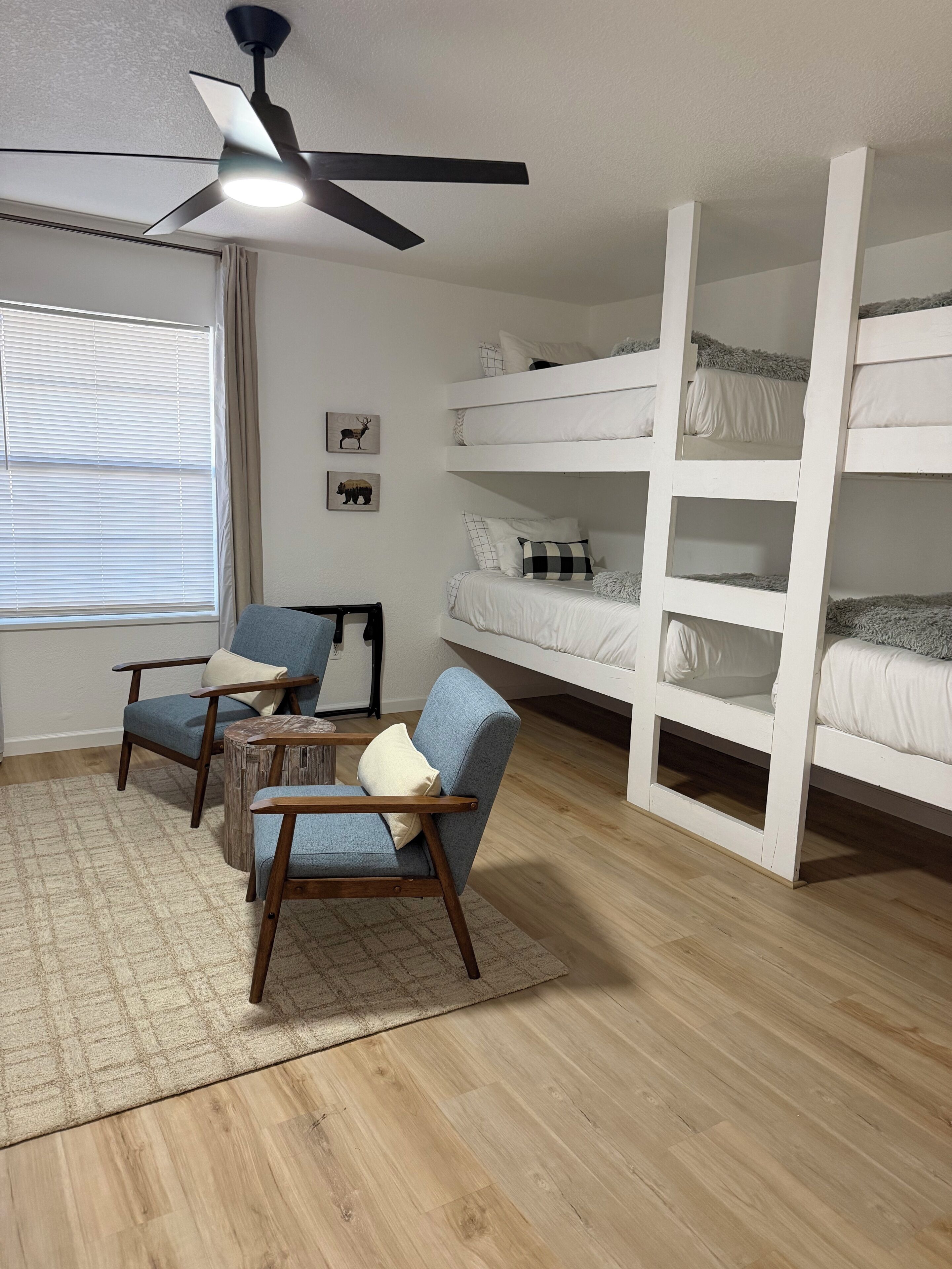 2 habitaciones, escritorio, tabla de planchar con plancha y wifi gratis 