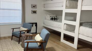 2 habitaciones, escritorio, tabla de planchar con plancha y wifi gratis