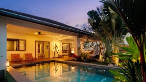 บ้านพัก, 3 ห้องนอน, ระเบียง | สระว่ายน้ำ | สระว่ายน้ำกลางแจ้ง