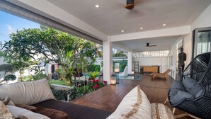 บ้านพัก, 3 ห้องนอน, ระเบียง | ห้องนั่งเล่น | หนังสือ