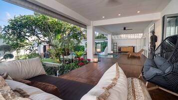 Maison, 3 chambres, balcon | Salle de séjour | Livres