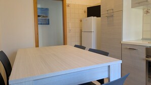 Leilighet, 2 soverom, balkong, byutsikt | Spiseområde