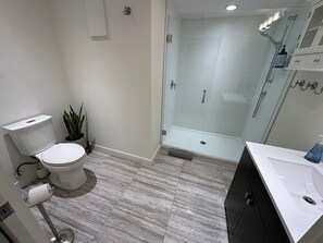 Shower, hair dryer, towels, soap - Private Garden Level Suite
Bright & Spacious (North Vancouver)