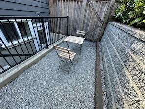 Outdoor dining - Private Garden Level Suite
Bright & Spacious (North Vancouver)