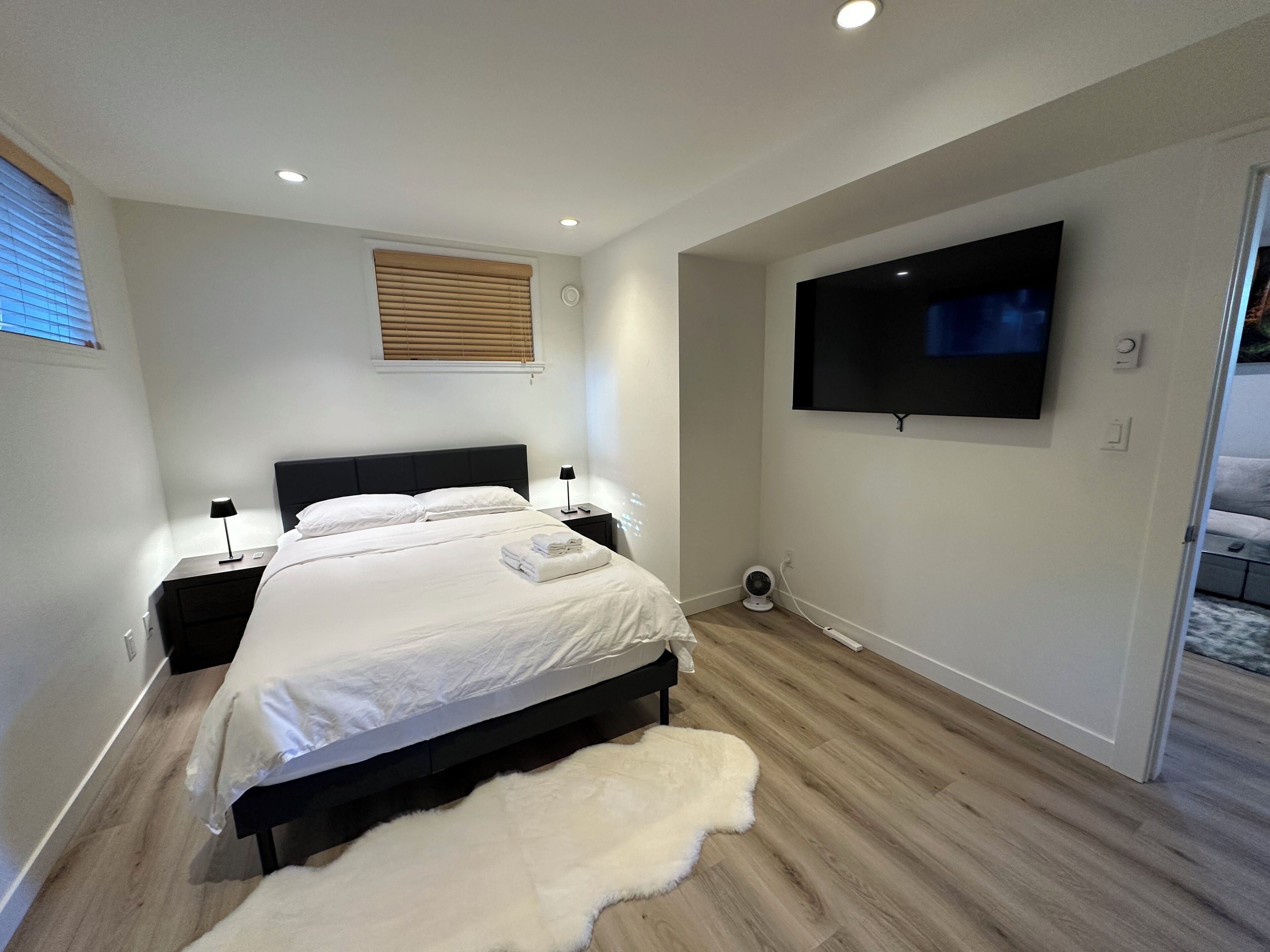 Tabla de planchar con plancha, wifi y ropa de cama 