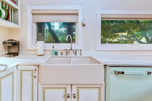 Fridge, microwave, oven, stovetop - Charming Vintage Retreat Near Griffith Park (Los Angeles)