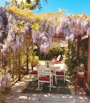 Outdoor dining - Charming Vintage Retreat Near Griffith Park (Los Angeles)