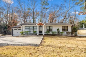 Exterior - Beautiful Buckhead Unit + Direct MARTA to World Cup Stadium + King Bed (Atlanta)