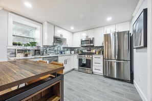 Private kitchen - Beautiful Buckhead Unit + Direct MARTA to World Cup Stadium + King Bed (Atlanta)