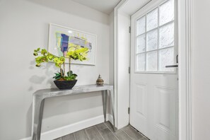 Interior - Beautiful Buckhead Unit + Direct MARTA to World Cup Stadium + King Bed (Atlanta)