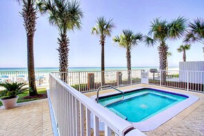 Condo, varias camas (Tropic Winds 1003) | Tina de hidromasaje al aire libre
