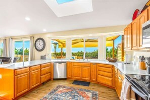 Fridge, microwave, oven, dishwasher - Oceanfront | Game Room | Clamming | Deck (Ocean Shores)