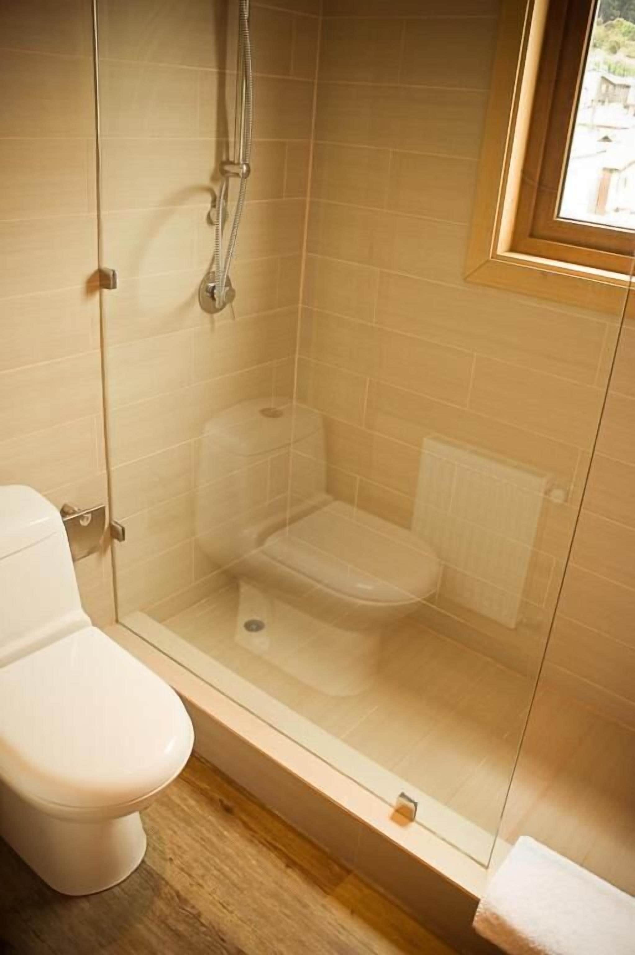 Ducha, artículos de higiene personal gratuitos y secador de pelo