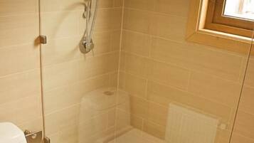 Ducha, artículos de higiene personal gratuitos y secador de pelo