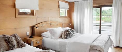 Habitación doble superior, balcón, vistas al mar | Escritorio, espacio para trabajar con un portátil, wifi gratis