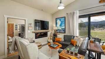 Smart TV, fireplace