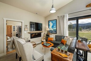 Smart TV, fireplace - New! Secluded retreat with Hot Tub and Mountain Views near Bozeman! (Gallatin Gateway)