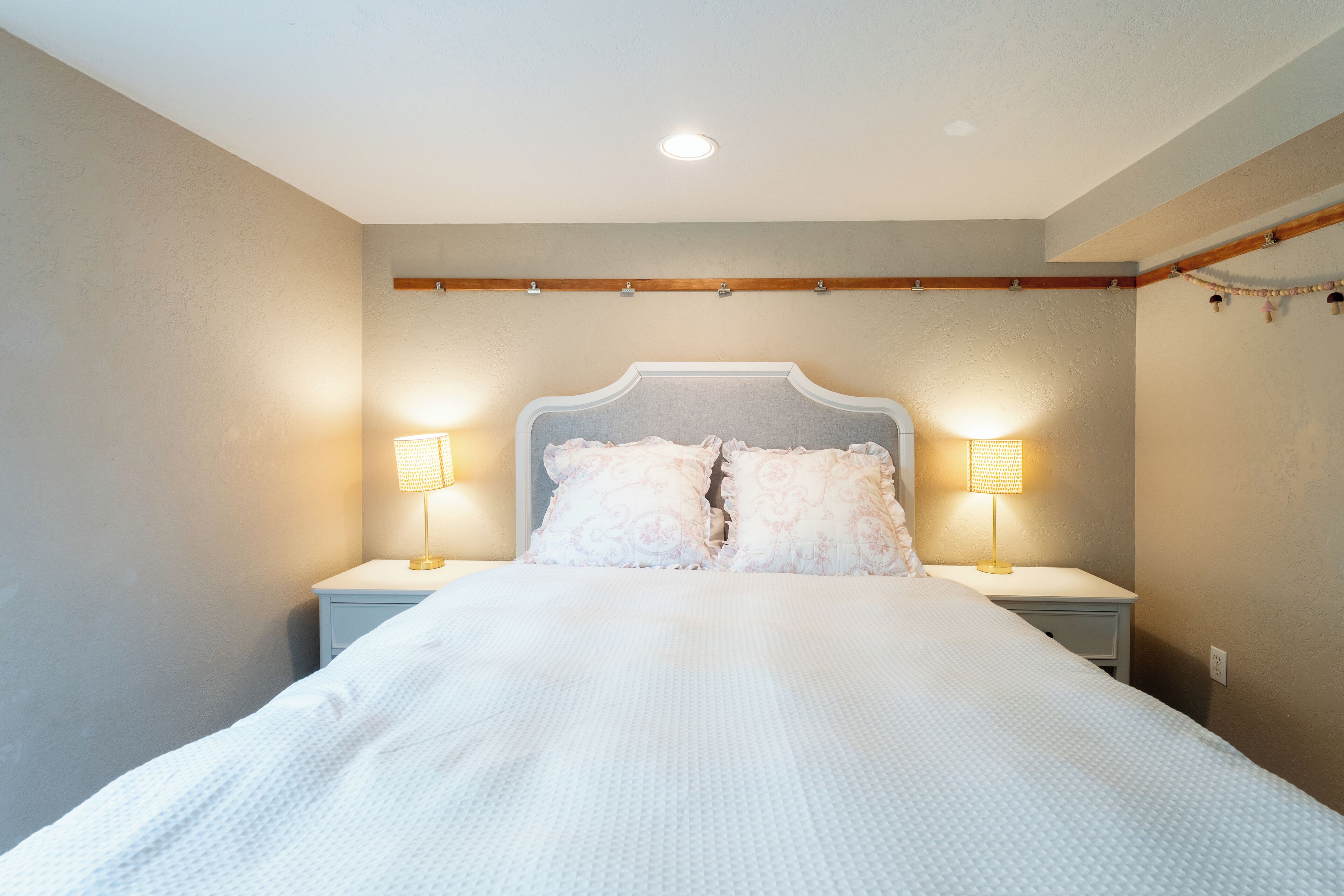 4 bedrooms, iron/ironing board, WiFi (free), bed sheets