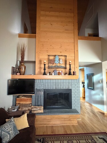 Mountain & Lake Views: A Getaway Nestled in Evergreen Trees & Golf Community.