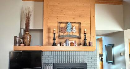 Mountain & Lake Views: A Getaway Nestled in Evergreen Trees & Golf Community.