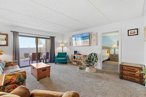 Living area - Oasis 7 (Daytona Beach)