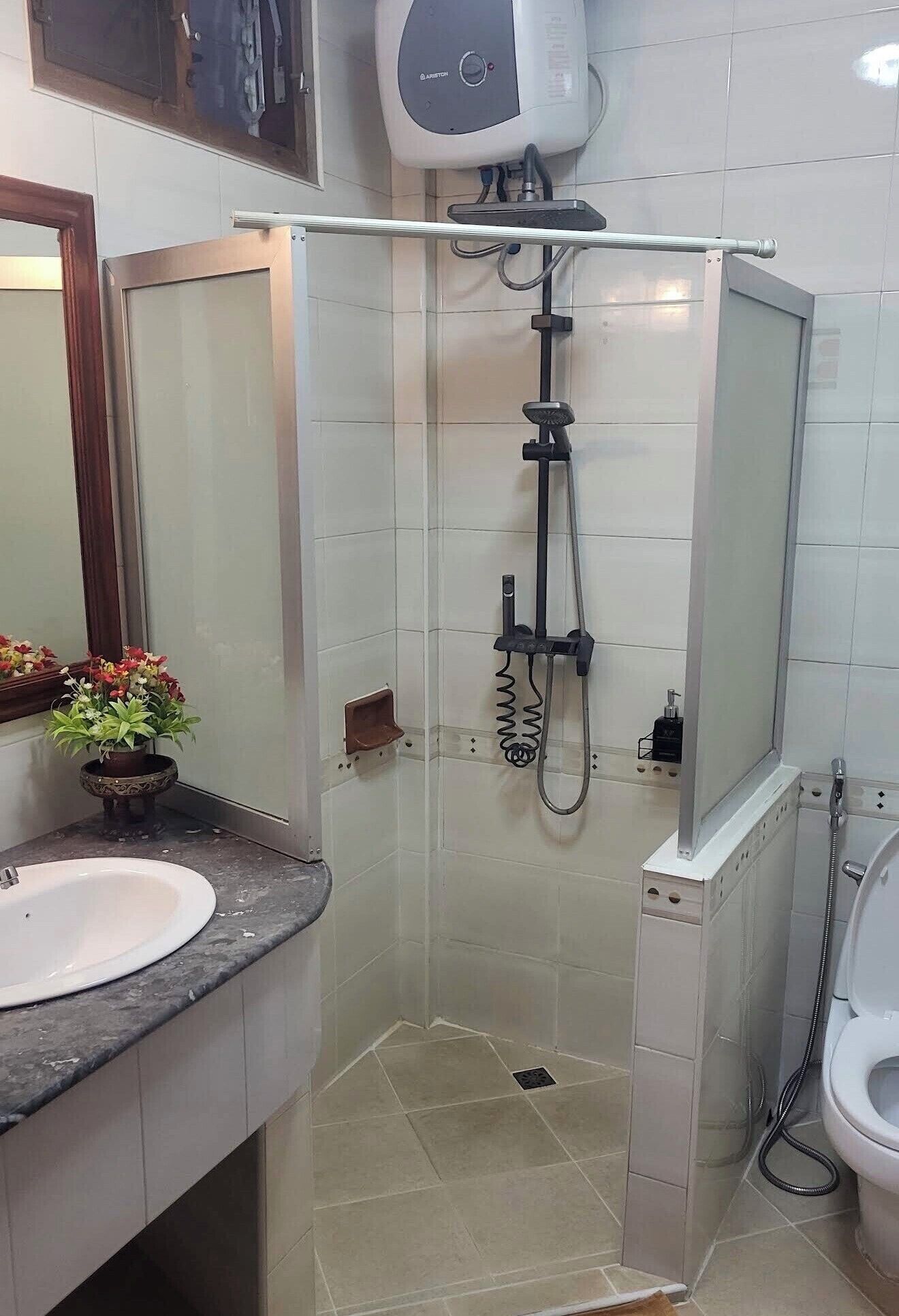 Quarto casal standard | Banheiro | Secador de cabelo, toalhas de banho, sabonete, shampoo