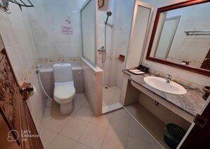 Standard Twin Room | Bathroom | Hair dryer, towels, soap, shampoo - Khampiane Hotel (Vientiane)