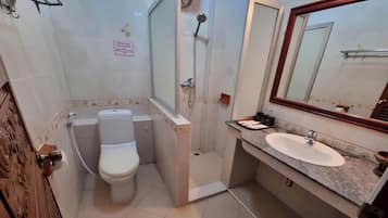 Standard Twin Room | Bathroom | Hair dryer, towels, soap, shampoo