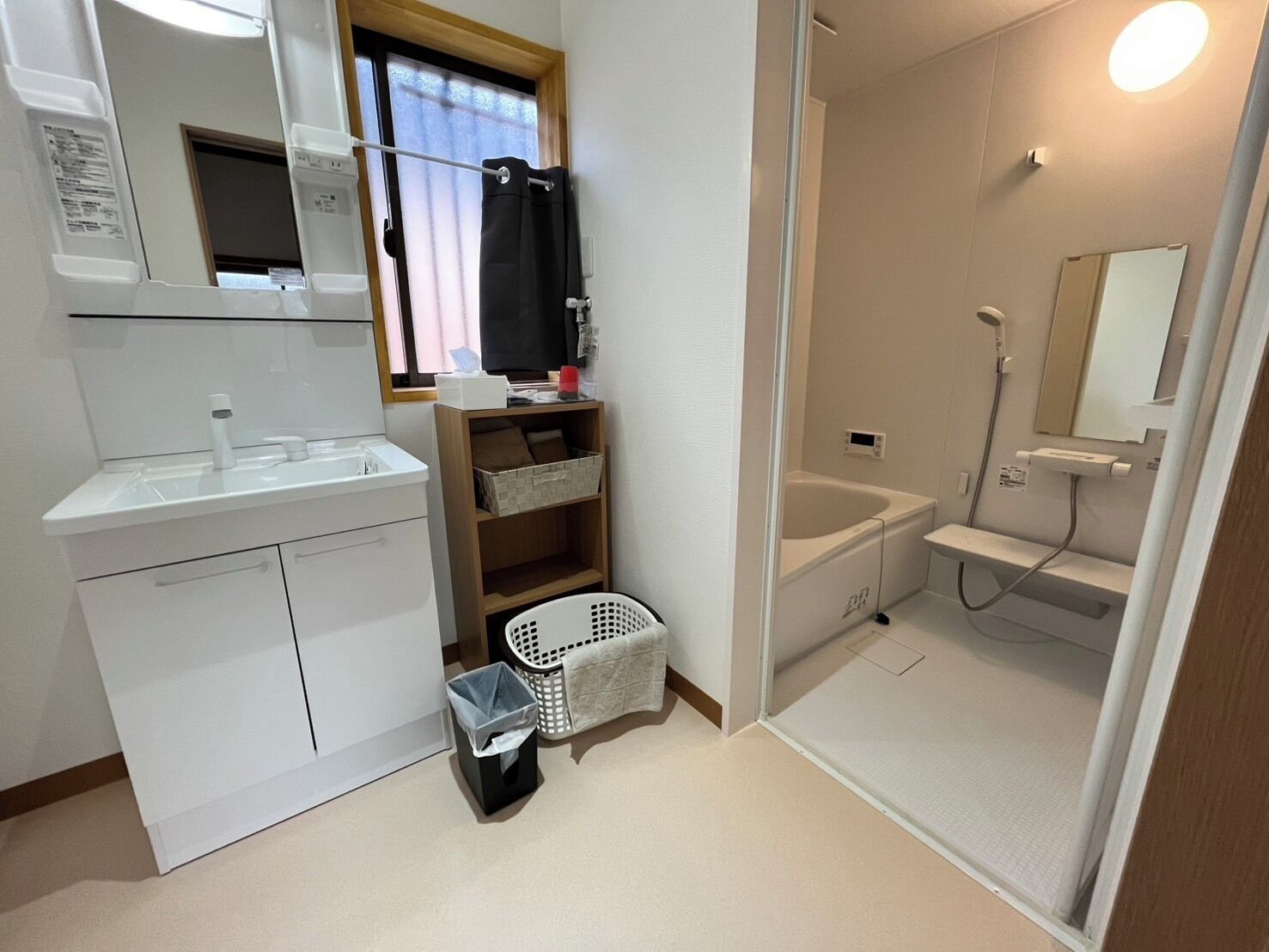 Umweltfreundliche Kosmetikartikel, Haartrockner, Bidet, Handtücher