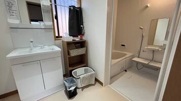 Umweltfreundliche Kosmetikartikel, Haartrockner, Bidet, Handtücher
